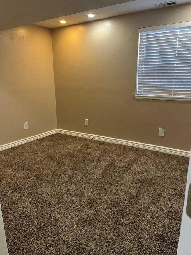 Building Photo - 1160 Tule Dr