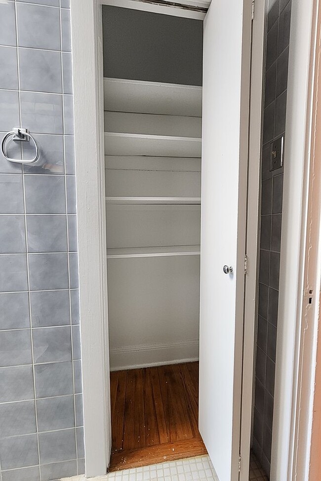 Building Photo - Large 3-bed/1-bath Apartment in the Heart of Rogers Park!