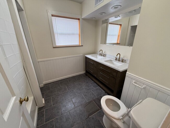 Building Photo - Large Duplex Available 6BD 2 BTH