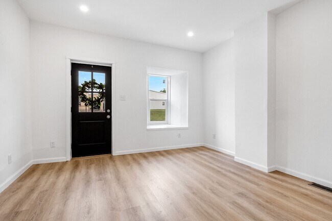 Building Photo - $1795 - Single Family Home with Private Two-Level Living Spaces, Driveway Parking & Modern Updates