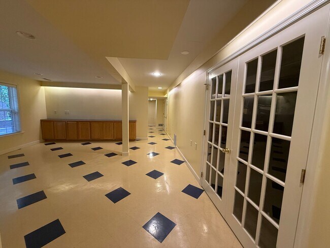 Building Photo - 935 Charter Oaks Dr