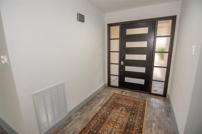 Building Photo - 2302 Cades Cove Dr