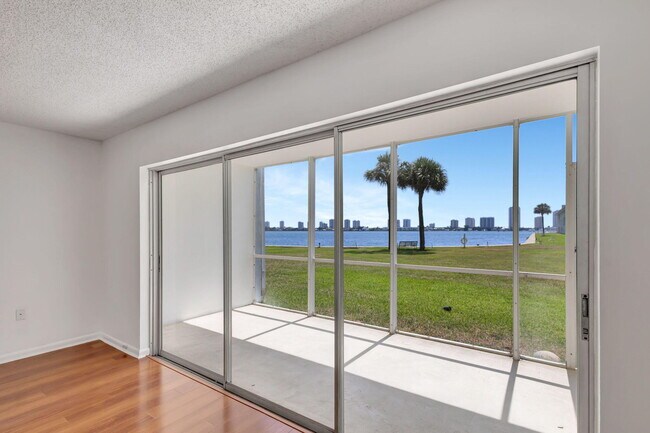 Building Photo - 2936 Lake Shore Dr