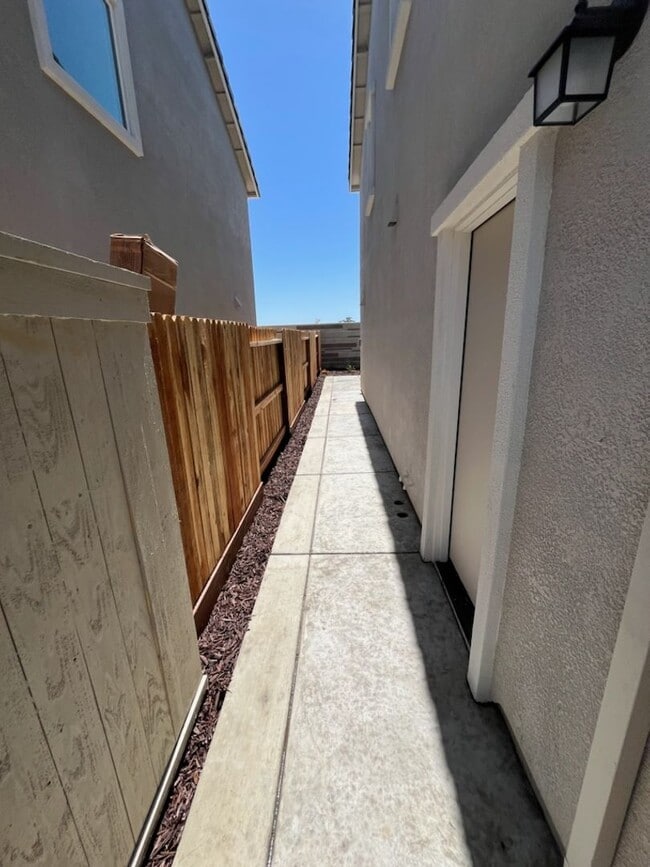 Building Photo - BRAND NEW 4 BEDROOM, 2.5 BATHS, 2 CAR GARA...