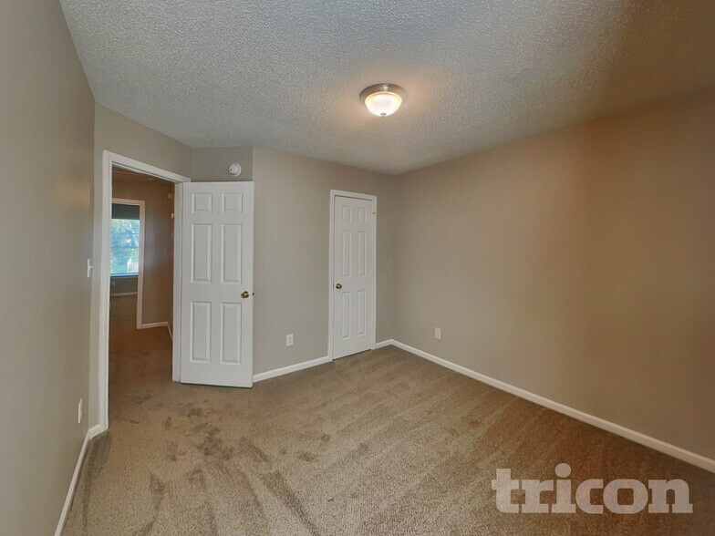 Building Photo - 445 Amir Cir
