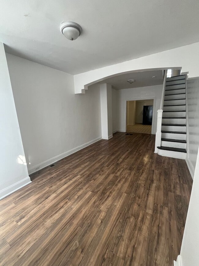 Building Photo - Renovated 3BR / 2BA Townhome for Rent – $1,325/month