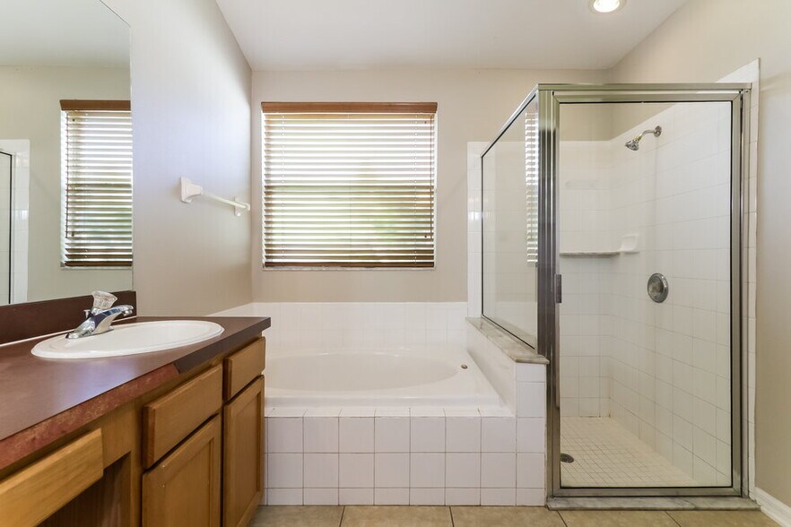 Building Photo - 9912 Riverchase Dr