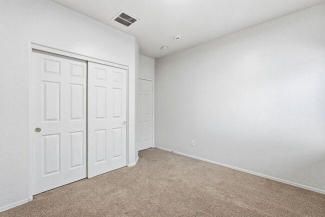 Building Photo - Moving in Special on OAC, 6bedroom 3bath Sparkling pool