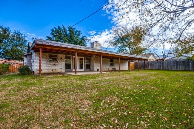 Building Photo - Stylish Home with Big Backyard in Prime Lo...