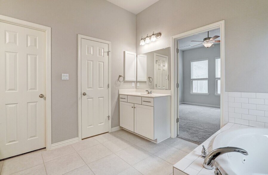 Building Photo - 213 Mindy Way