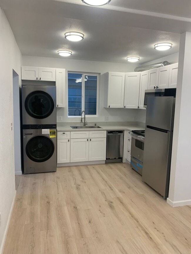 Building Photo - Modern 2-Bedroom Unit – $2,200/month