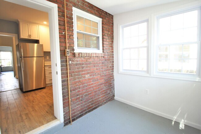 Building Photo - Townhouse Two Blocks to Braddock Rd Metro Station