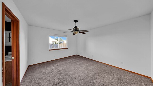 Building Photo - 3 Bed 2 Bath - One Story - Pet Friendly - Groups - NAS Whidbey