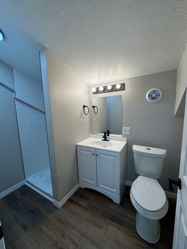 Building Photo - Renovated 2 bedroom, 2 bathroom duplex in ...