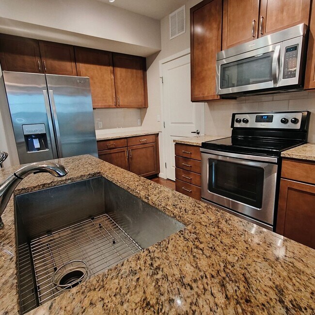 Building Photo - Spacious One Bedroom Luxury Condo at East ...