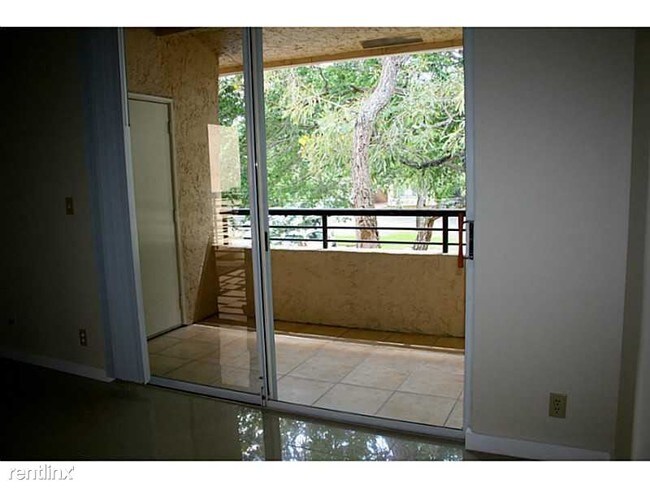 Building Photo - 1 br, 1 bath Condo - 641 Lyons Rd