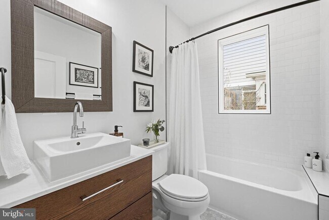 Building Photo - 2211 Franklin St NE