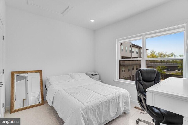 Building Photo - 4975 Longmire Wy
