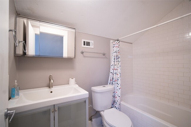 Building Photo - 711 Graham Pl