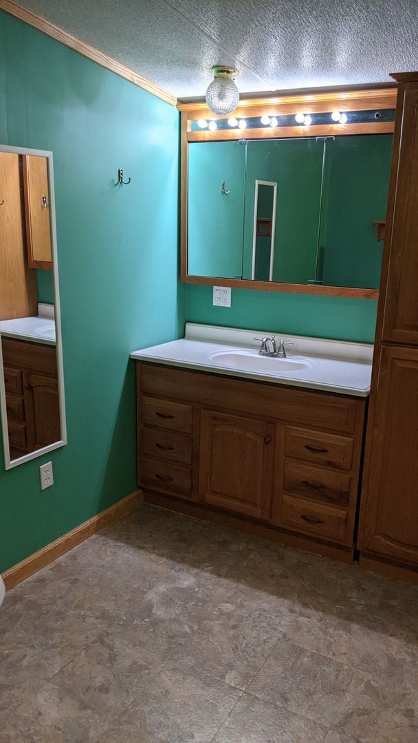 Building Photo - Great 3 Bedroom 2 Bath Home in quiet resid...