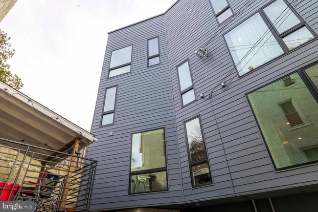 Building Photo - 237 Krams Ave