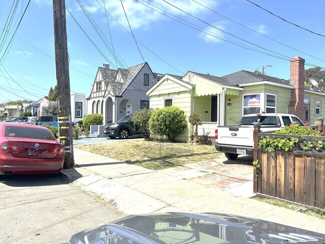 Building Photo - 2 BED/1 BATH/Home For RENT! Cozy, and Char...