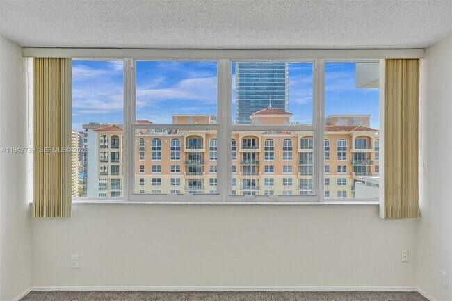 Building Photo - 3140 S Ocean Dr