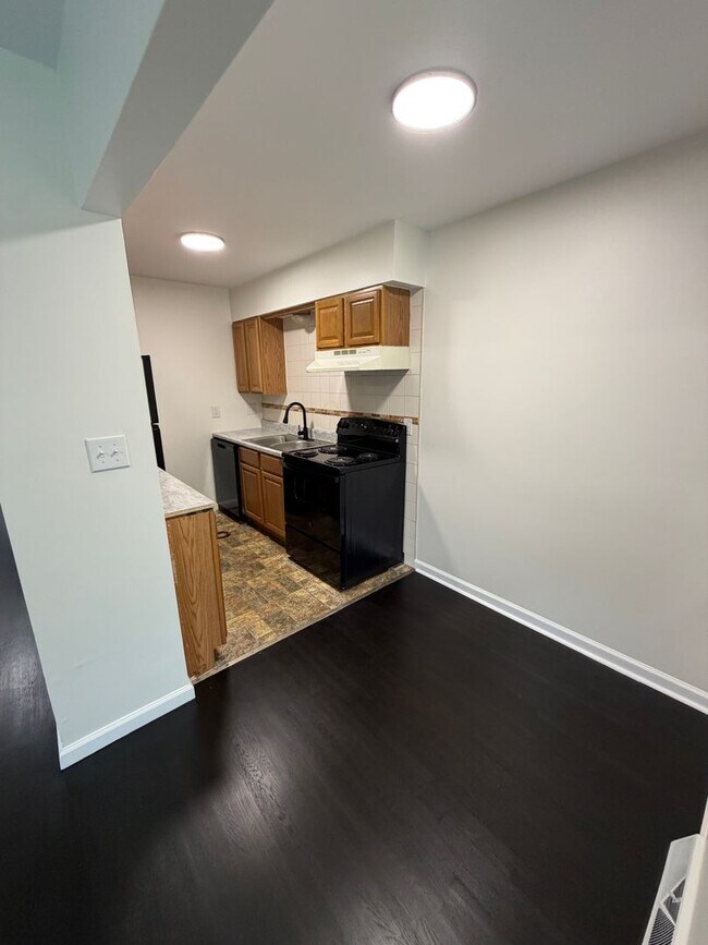 Building Photo - 2376 Westwood Dr