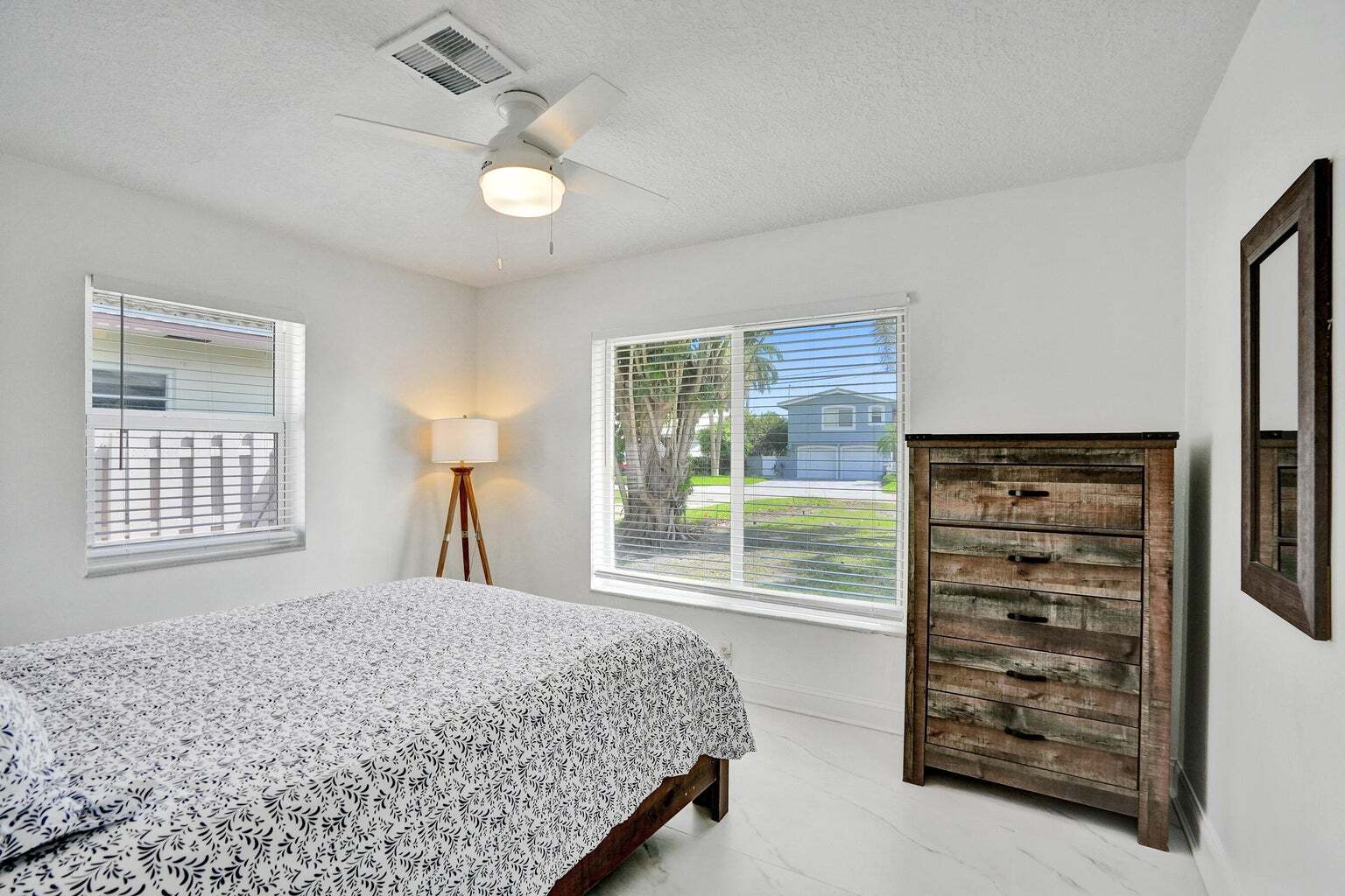 Building Photo - 1633 SE 5th Ct