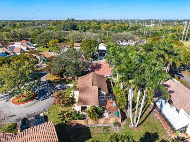 Building Photo - 2925 Azalea Dr