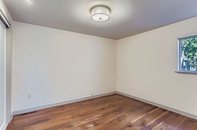 Building Photo - Laurelhurst View Home