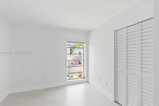 Building Photo - 3597 SW 17th St