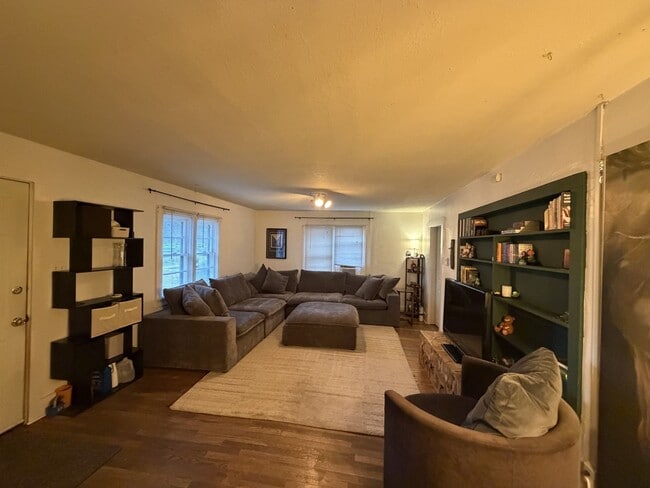 Building Photo - 627 S Sherwood St