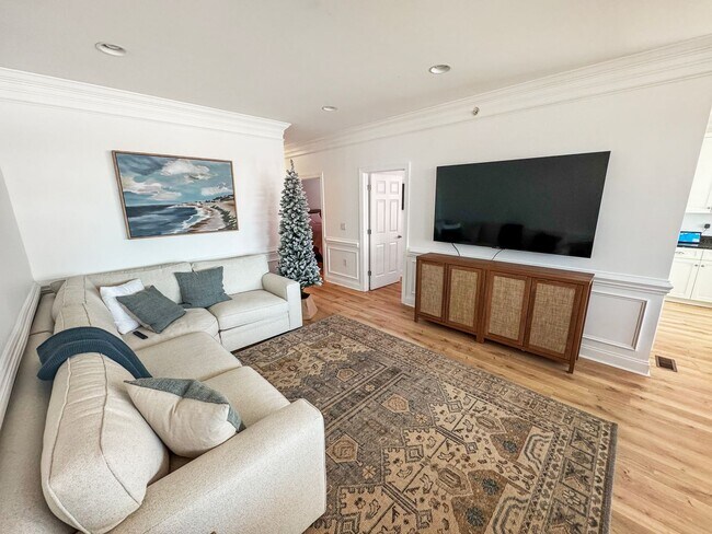 Building Photo - Fully Furnished Waterfront Elegance on Mai...