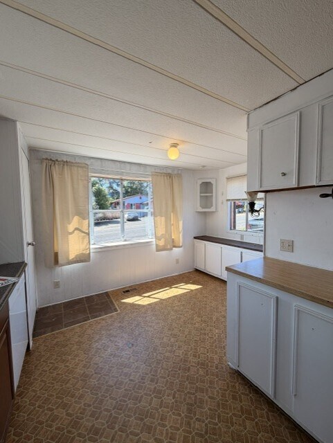 Building Photo - 110 W Veterans Ave