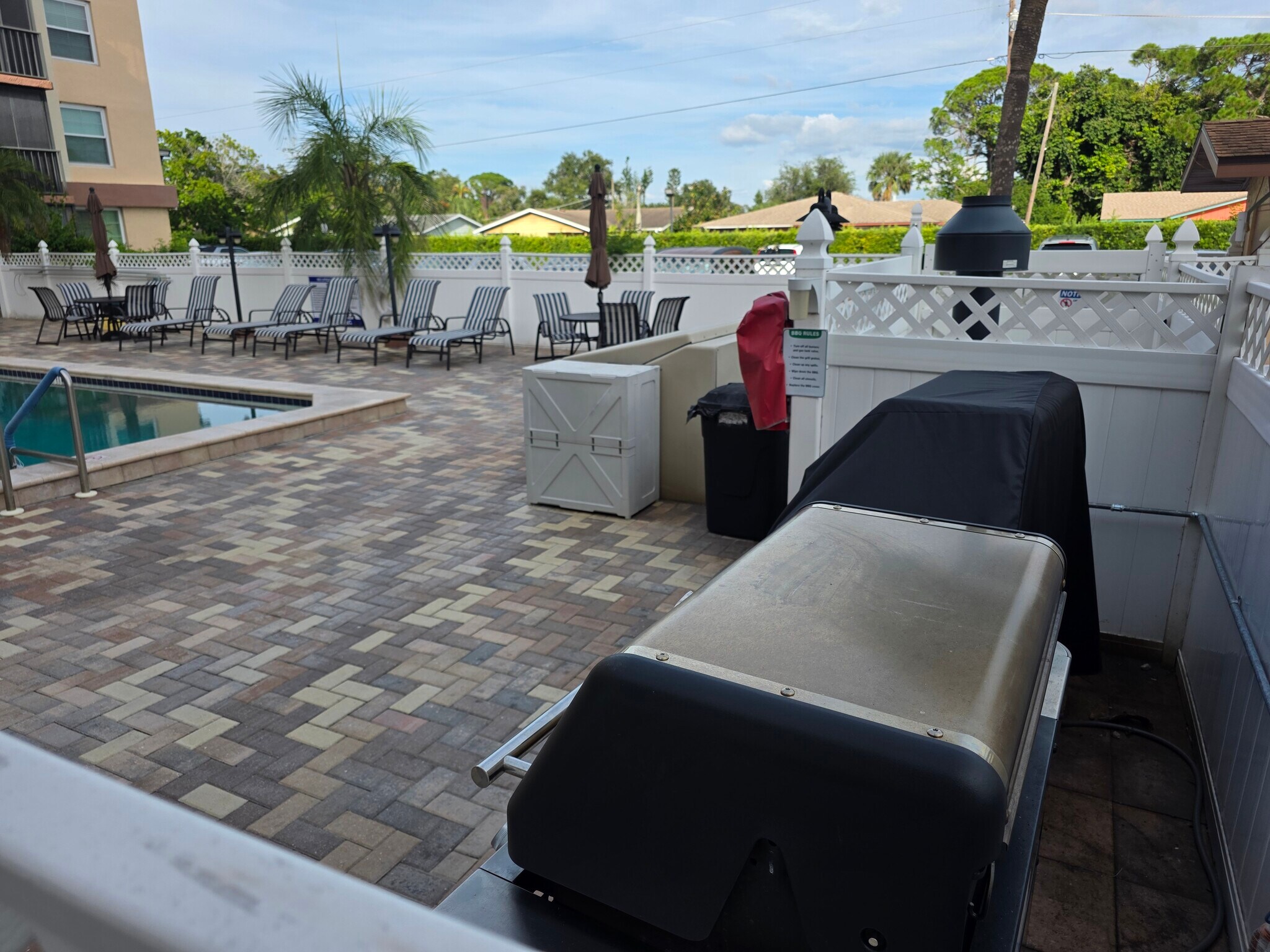 Lounging area and Grills - 2901 26th St W