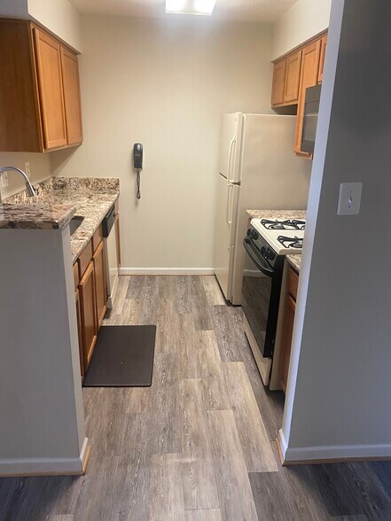 Building Photo - 8911 Town Center Cir