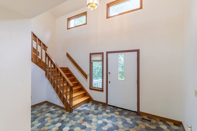 Building Photo - Beautiful Contemporary 3 Bedroom Home