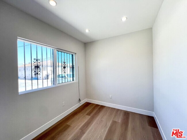 Building Photo - 446 W 88th St