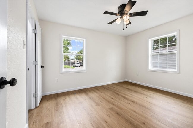 Building Photo - 1127 Harris Way
