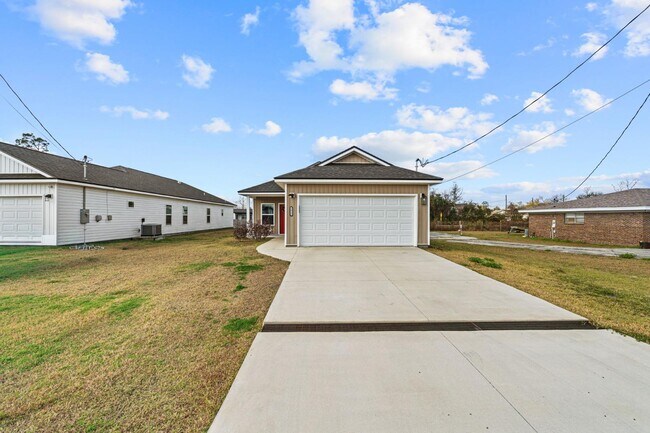 Building Photo - 2811 N Panama Ave