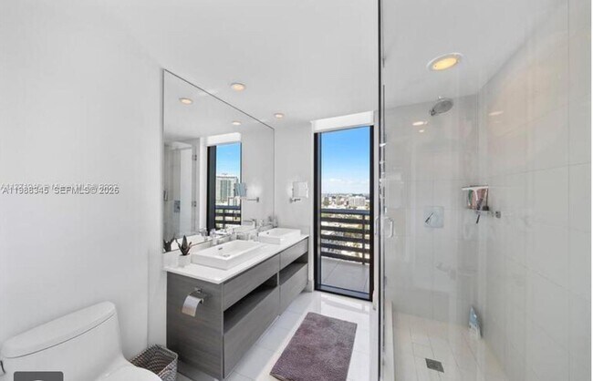 Building Photo - 460 NE 28th St