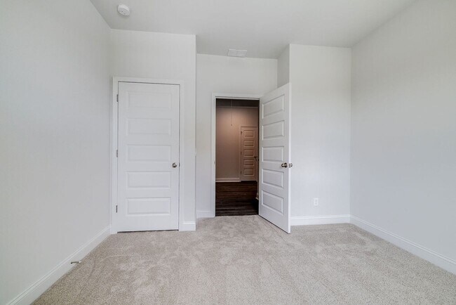 Building Photo - Beautiful 4 bedroom, 2 bathroom home locat...