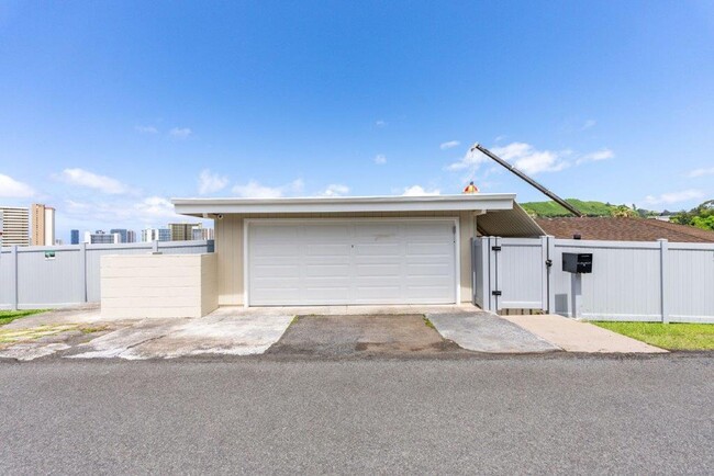 Building Photo - NEWLY Remodeled 4 BED/2 BA Home in Makiki ...