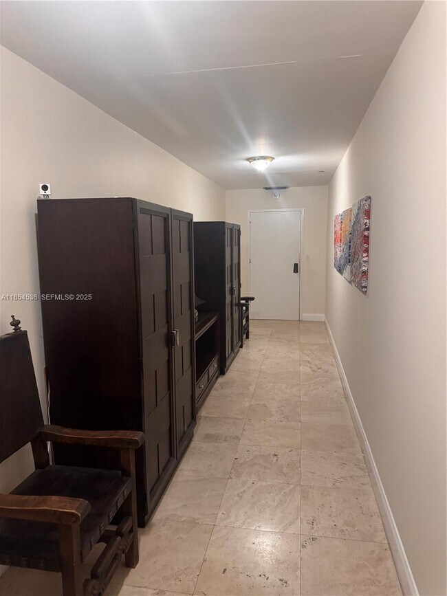 Building Photo - 1121 Crandon Blvd