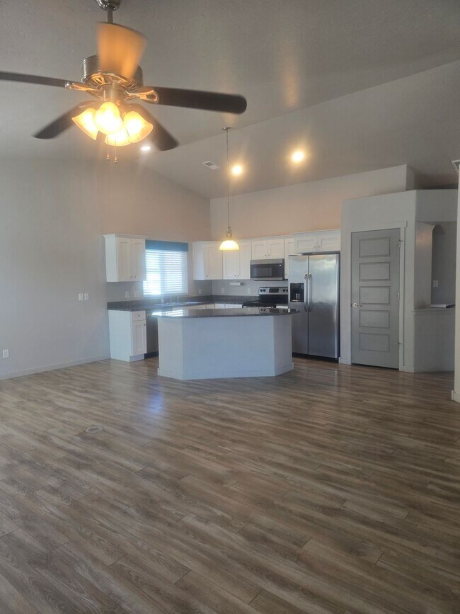 Building Photo - Beautiful home available now!