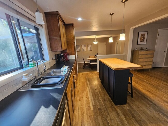 Building Photo - Fully Furnished Mid Century Charmer- month to month/midterm/short term, 3 bedrooms, highly desira...