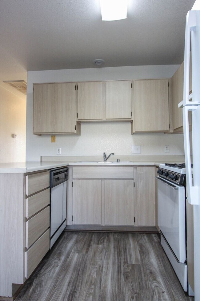 Building Photo - 8100 E Lakeshore Dr