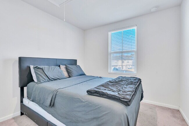 Building Photo - Modern 3BR, 2.5BA Townhouse in Walnut Hill Townes