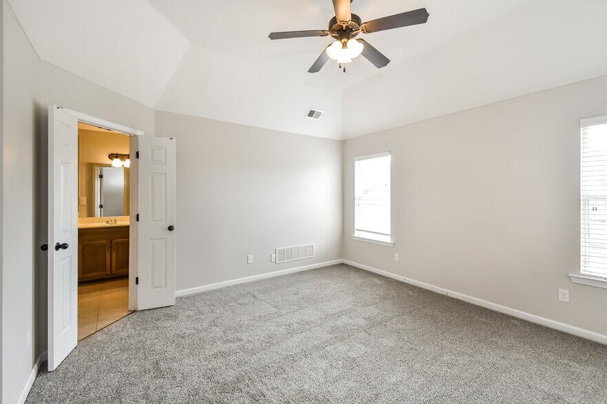 Building Photo - 9849 White Poplar Dr